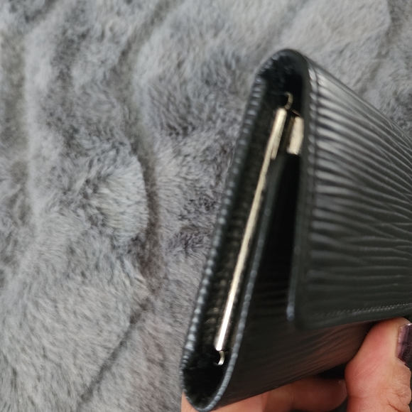 Louis Vuitton Black Epi 6 Key Holder / Key Case - Picture 9 of 12